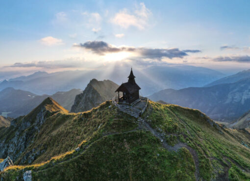 Die Kellerjochkapelle über Schwaz - Startpunkt der Tour zu den neun schönsten Plätzen in der Silberregion Karwendel